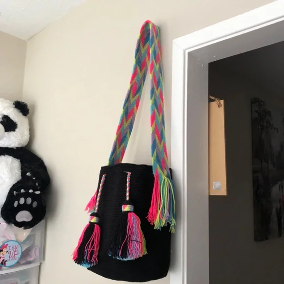 Authentic Wayuu Bag/ Mochila Wayuu/ Main color black/ Neon color strap/ Size L - Picture 3 of 11